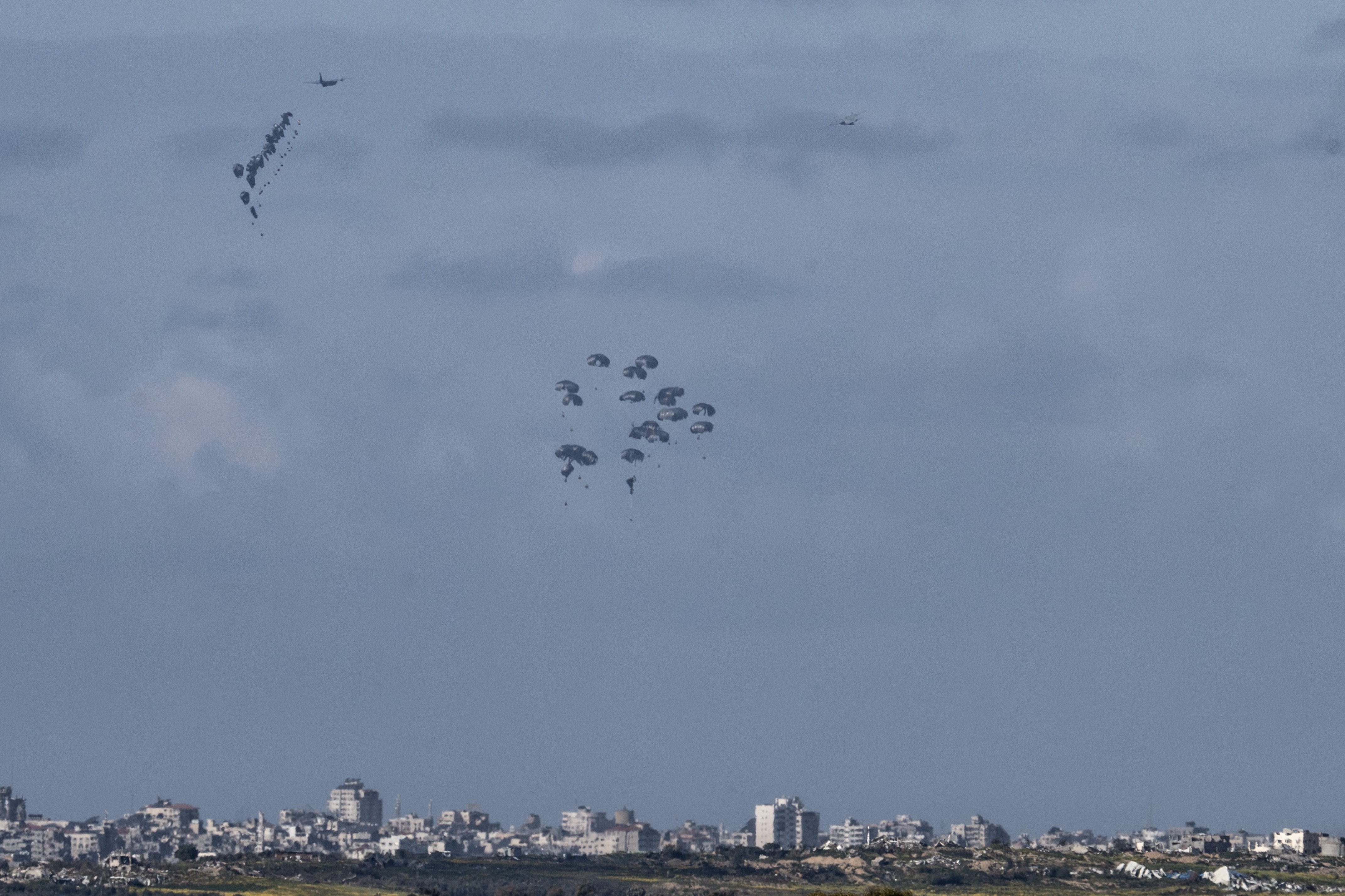 Lanzamiento de ayuda humanitaria sobre la Franja de Gaza el pasado 7 de marzo.