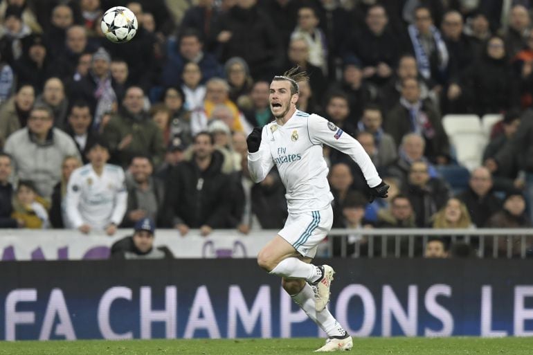 Bale intenta alcanzar un balón, en el partido de ida contra el PSG