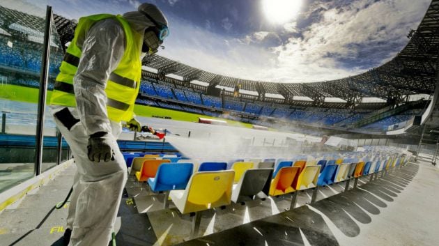 Técnicos de limpieza desinfectando el estadio