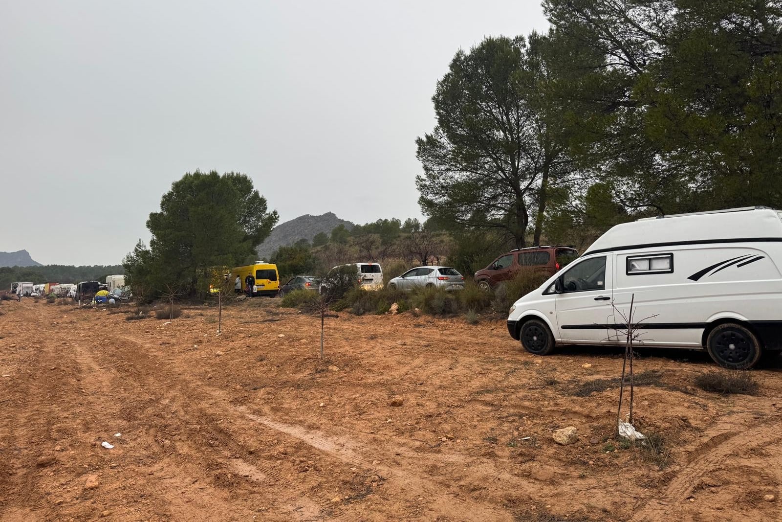 ALBACETE, 03/01/2026.- Decenas de personas participan este sábado en la rave que se celebra en el embalse del Cenajo, en Albacete, desde la pasada Nochevieja