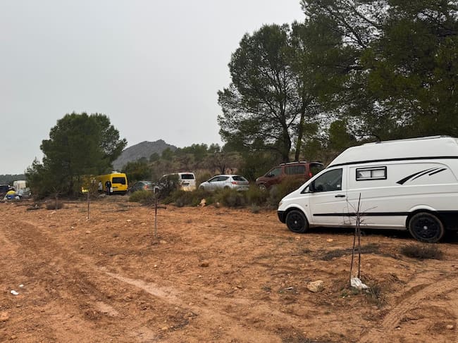 ALBACETE, 03/01/2026.- Decenas de personas participan este sábado en la rave que se celebra en el embalse del Cenajo, en Albacete, desde la pasada Nochevieja