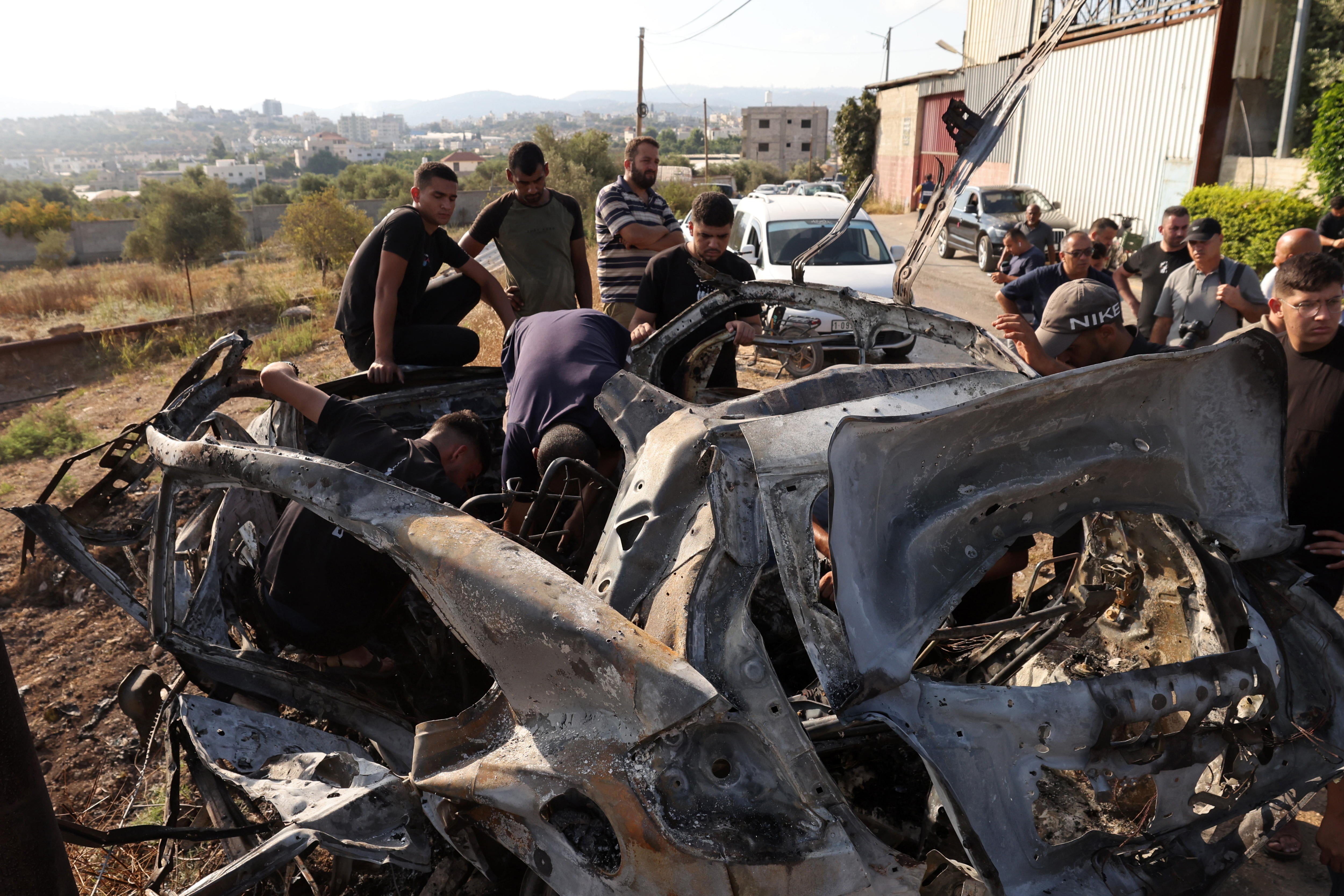 Varias personas registran el coche atacado donde han muerto al menos cinco personas