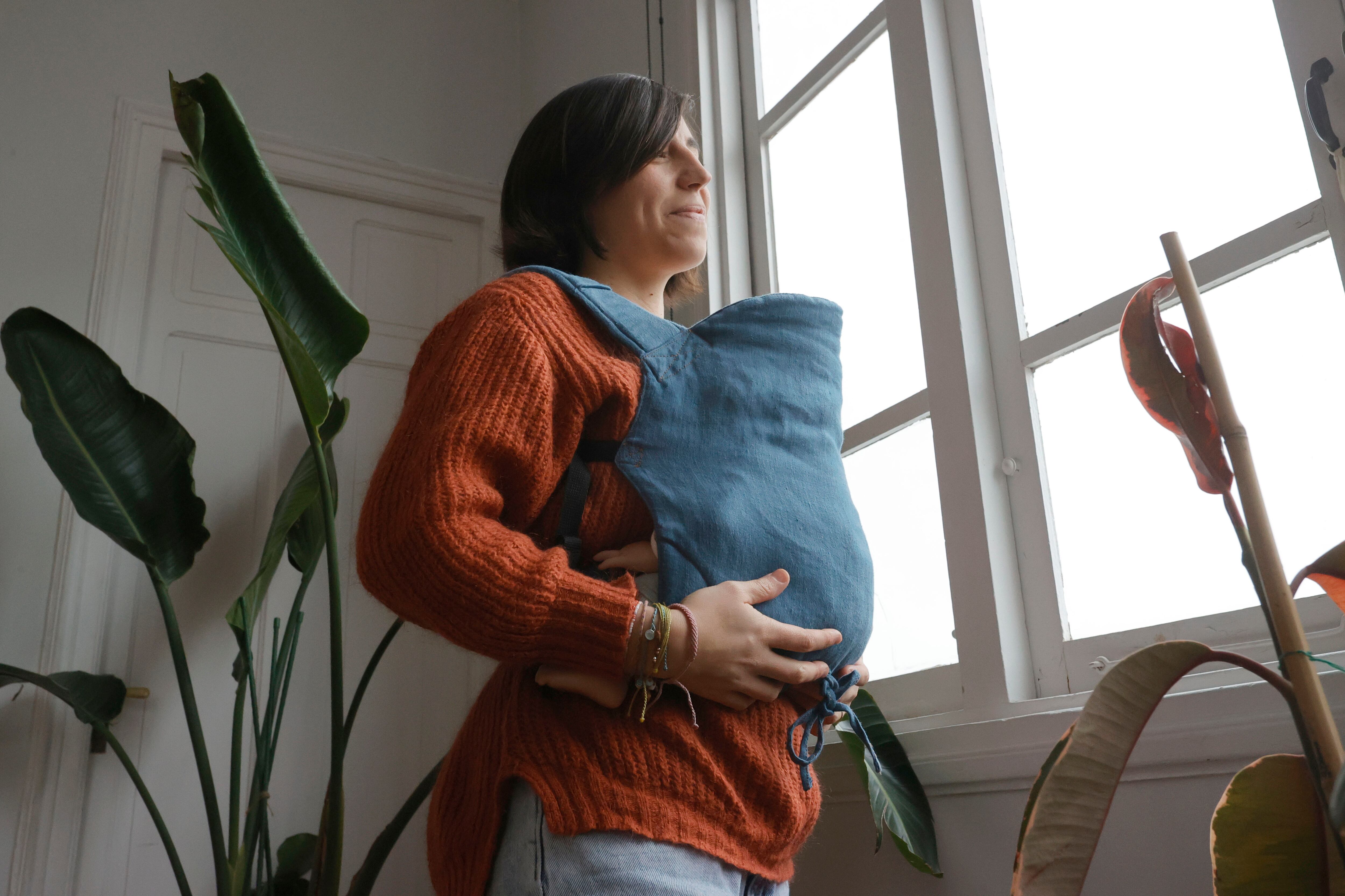 Ferrol .Crónica Portabebés. La francesa Anaïs Bourdon , afincada en Ferrol, lanza Nickie Rose , una marca de portabebés pionera en España, donde fabrica sus productos, de algodón y lino con certificación ecológica de alta calidad.   Foto: kiko delgado / EFE