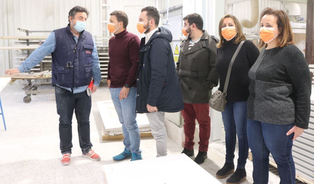 El diputado naranja en Jaén, Ildefonso Ruiz (segundo por la izquierda) durante su visita a la fábrica instalada en Sacedón (Guadalajara).