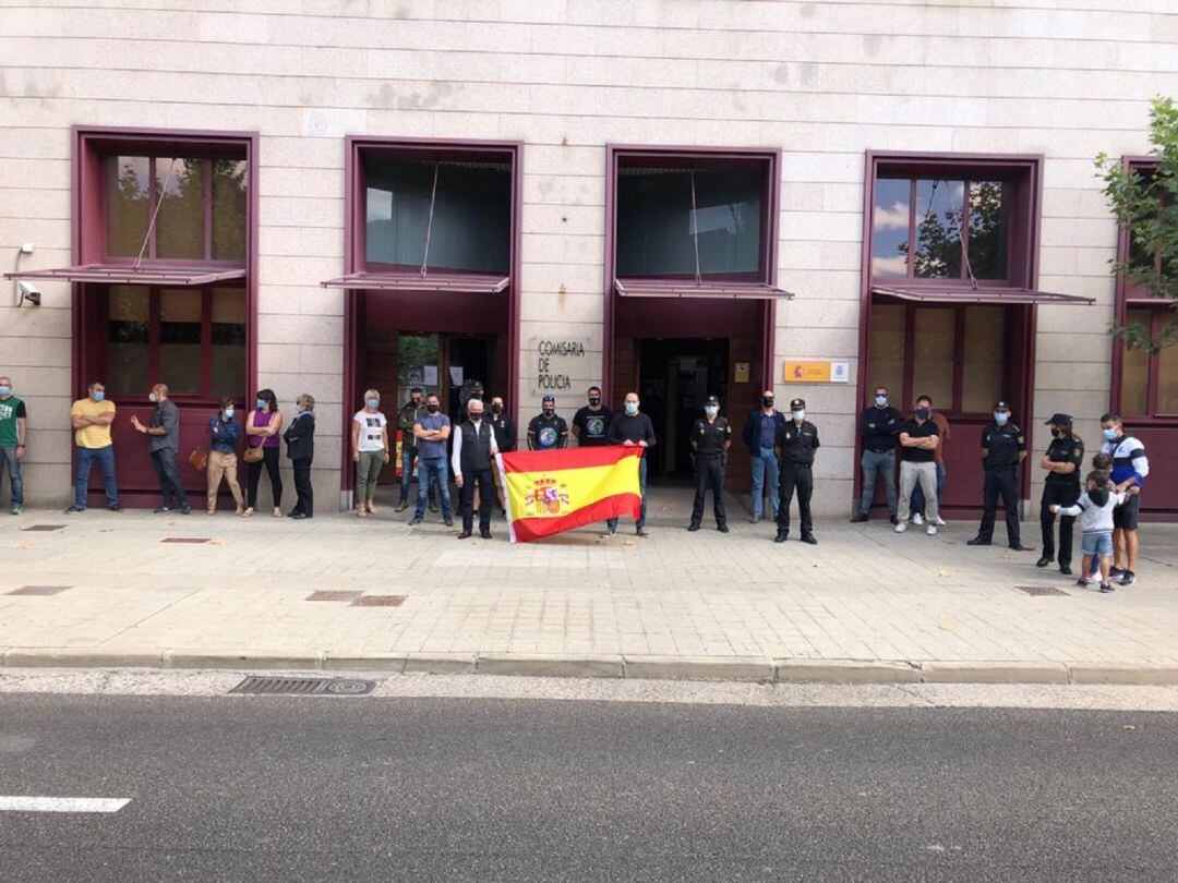 Concentración a las puertas de la Comisaría Provincial de Palencia