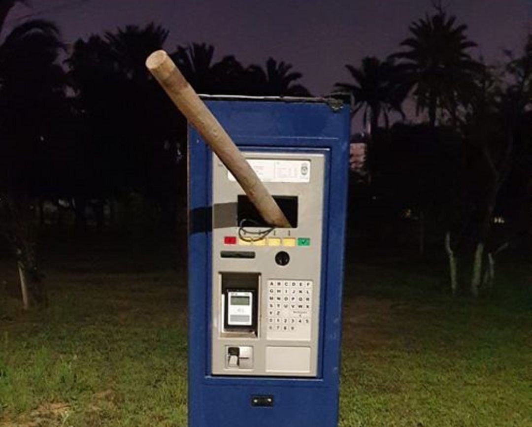 Imagen del parquímetro destrozado.