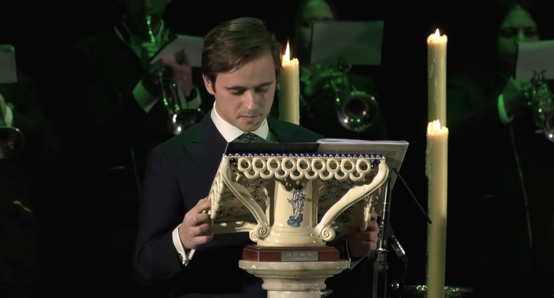 El pregonero joven, José Luis Rus Urgel, al término de su pregón, acompañado por una sección de la Banda del Amor