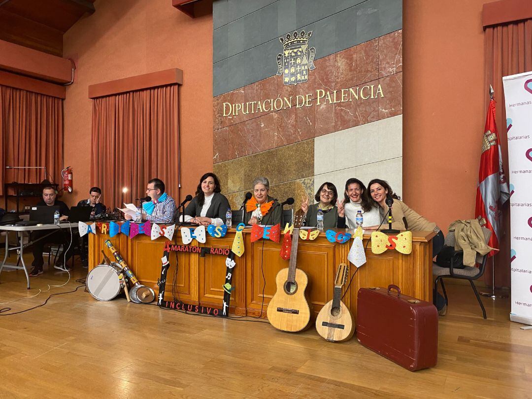 Mesa de Radio Gurugú con Academia de Danza Smile en el IV Maratón de Radio Inclusiva de Palencia