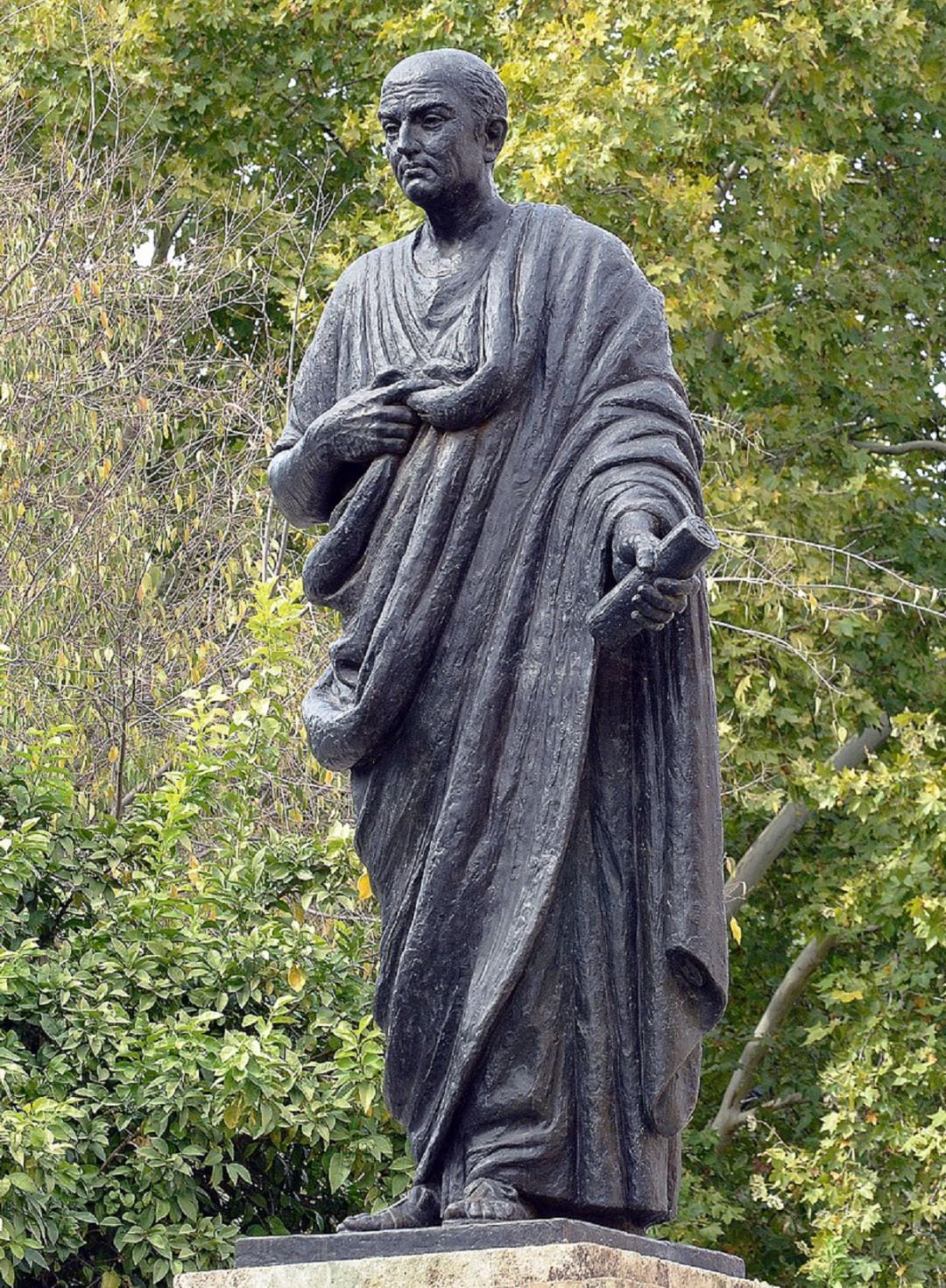 Lucio Anneo Séneca, representado en una estatua en la puerta de Almodóvar.