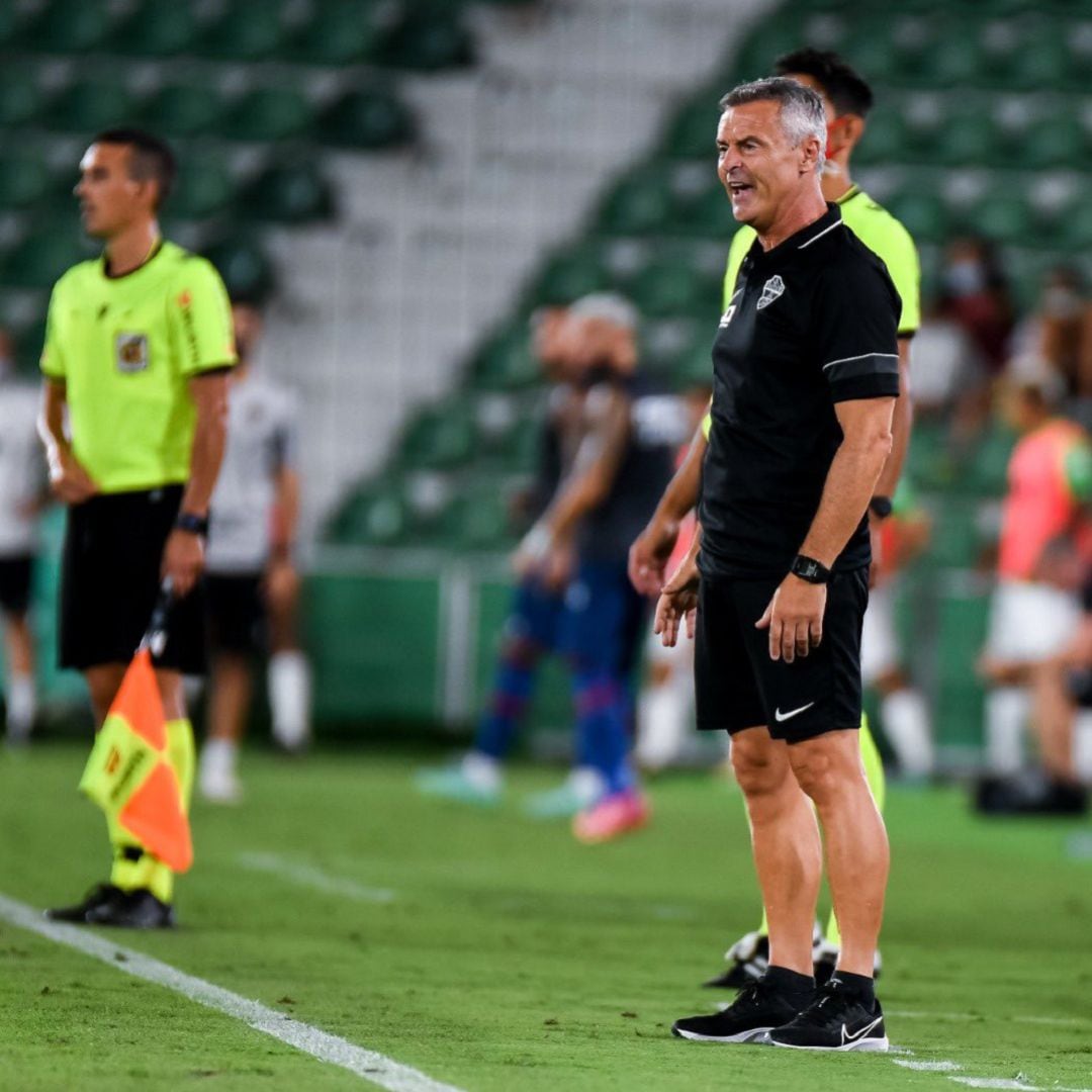 Fran Escribá da instrucciones durante un partido en el Martínez Valero