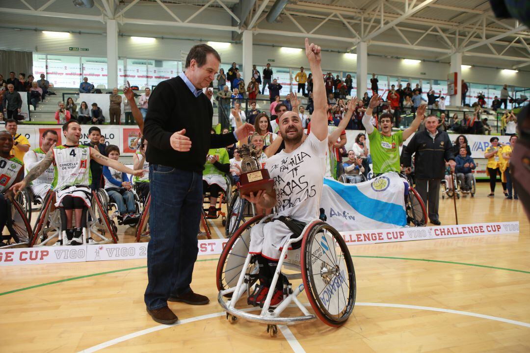 Berni Costas recibe el título de la Challengue Cup en Navia