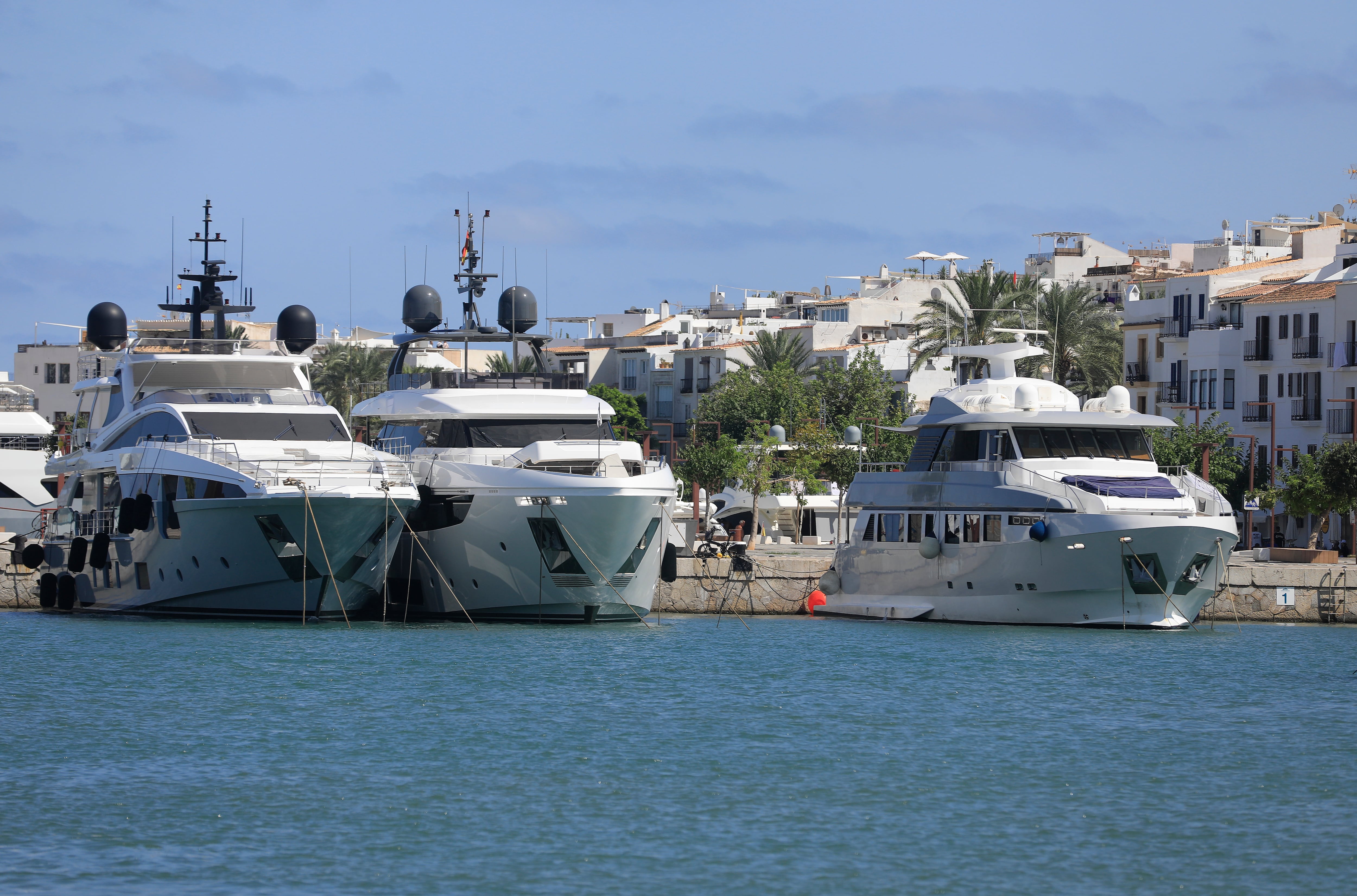 Yates de lujo en el Puerto de Ibiza. Archivo.