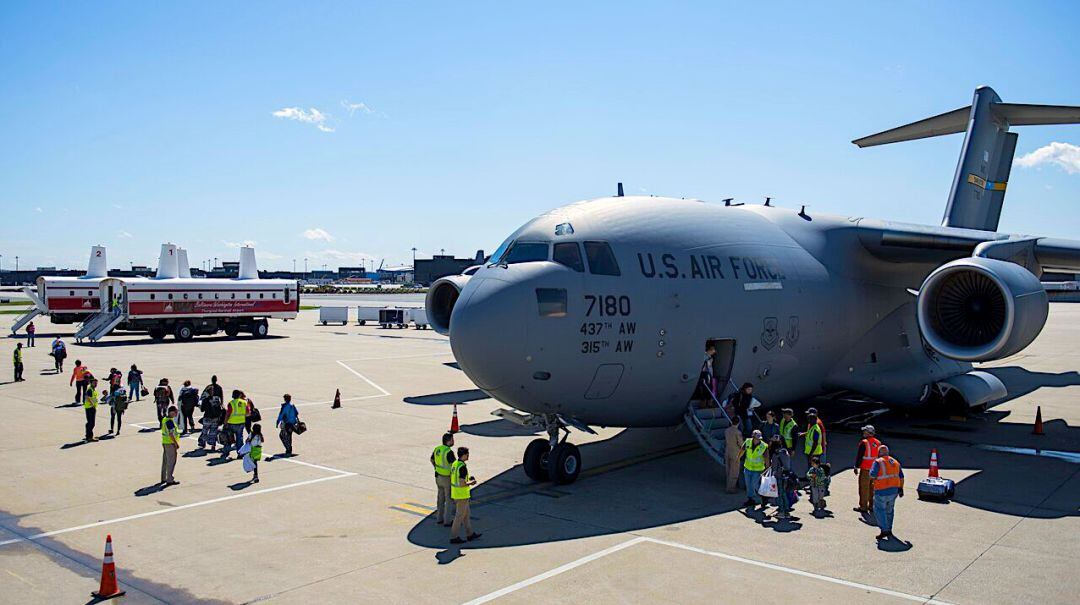 Personal desembarcando en una base de uso norteamericano