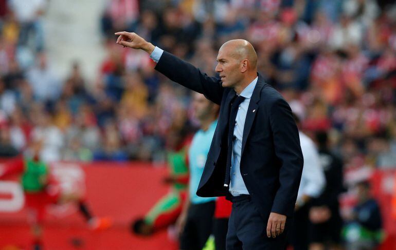 Zidane da indicaciones a sus jugadores en el partido ante el Girona