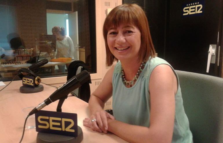 Francina Armengol, candidata del PSIB-PSOE en Baleares, en los estudios de la SER