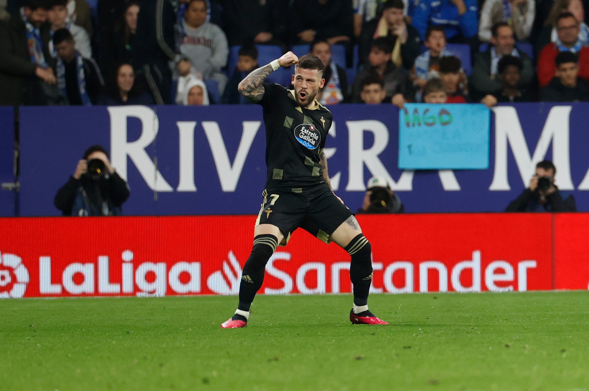 CORNELLÁ DE LLOBREGAT (BARCELONA), 18/03/2023.- El centrocampista del Celta de Vigo Carles Pérez celebra su gol, tercero de los gallegos ante el RCD Espanyol, durante el encuentro correspondiente a la jornada 26 de LaLiga Santander que disputan RCD Espanyol y Celta de Vigo este sábado en el RCDE Stadium de Cornellá de Llobregat (Barcelona). EFE/ Toni Albir
