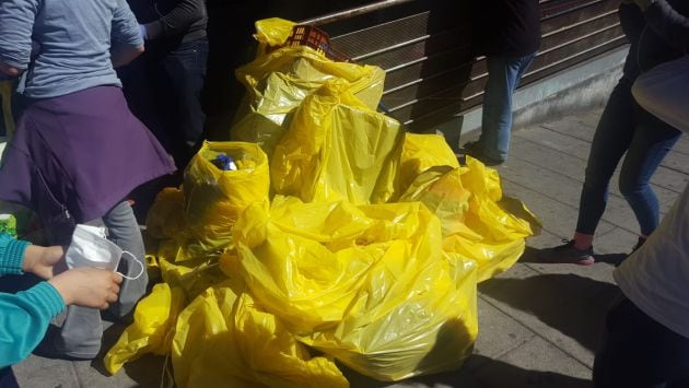 Basura recogida en una plaza de Orcasitas por los estudiantes del colegio público Ciudad de Jaén (Madrid).