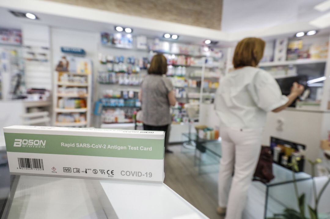 Una caja con test de antígenos contra la COVID-19 en una farmacia en foto de archivo.