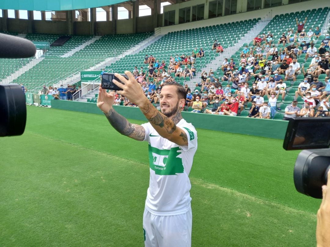 Darío Benedetto se hace una foto junto a los aficionados