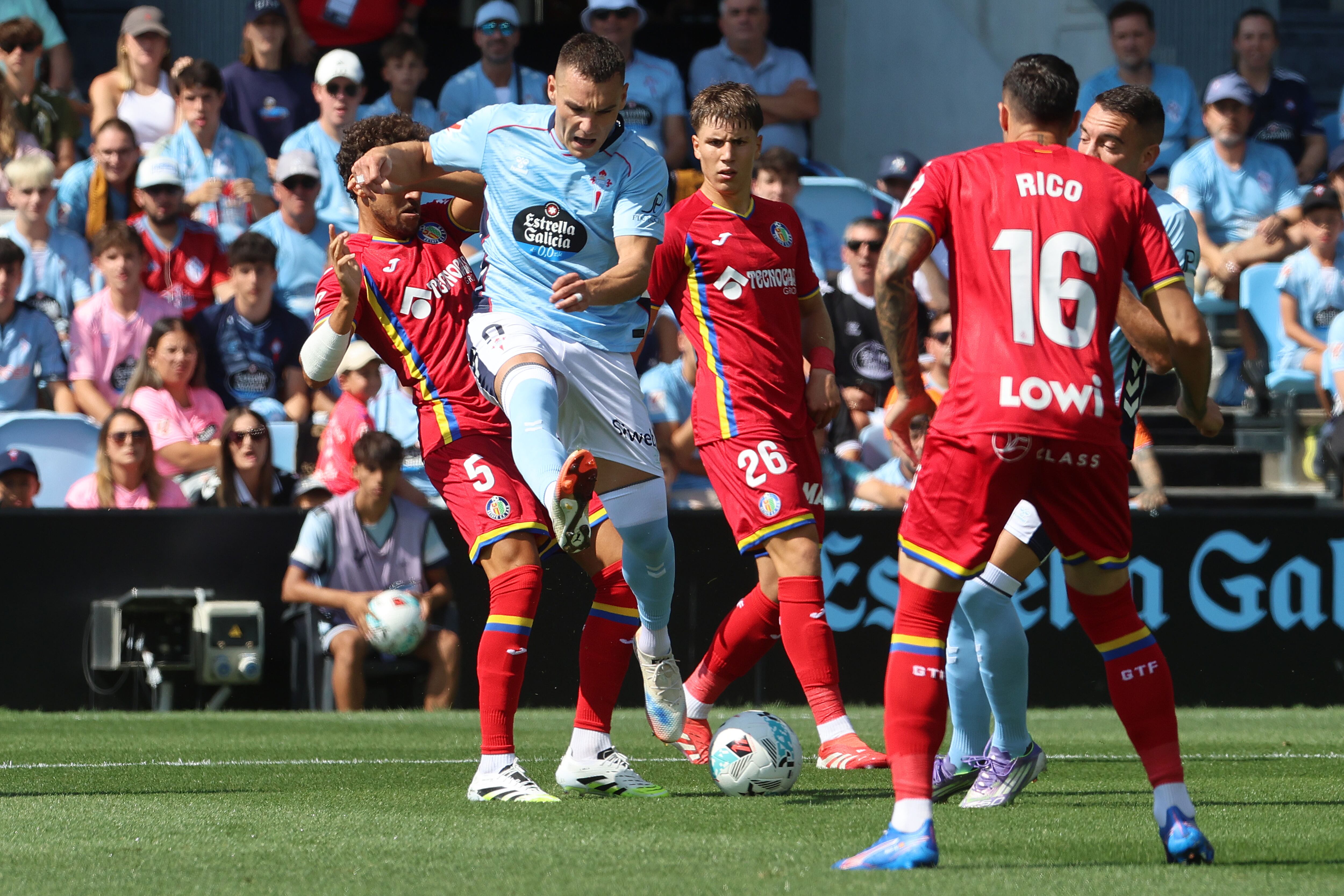 VIGO, 17/08/2025.- El delantero del Celta de Vigo Ferran Jutglà (2i) lucha por el balón con el centrocampista del Getafe Luis Milla (i) durante el partido de LaLiga disputado este domingo en el estadio de Balaídos en Vigo. EFE/ Salvador Sas