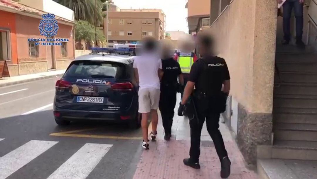 Policía Nacional llevándose al detenido en Elda