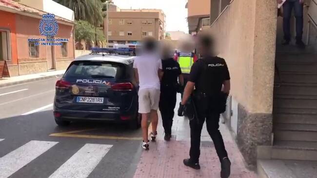 Policía Nacional llevándose al detenido en Elda