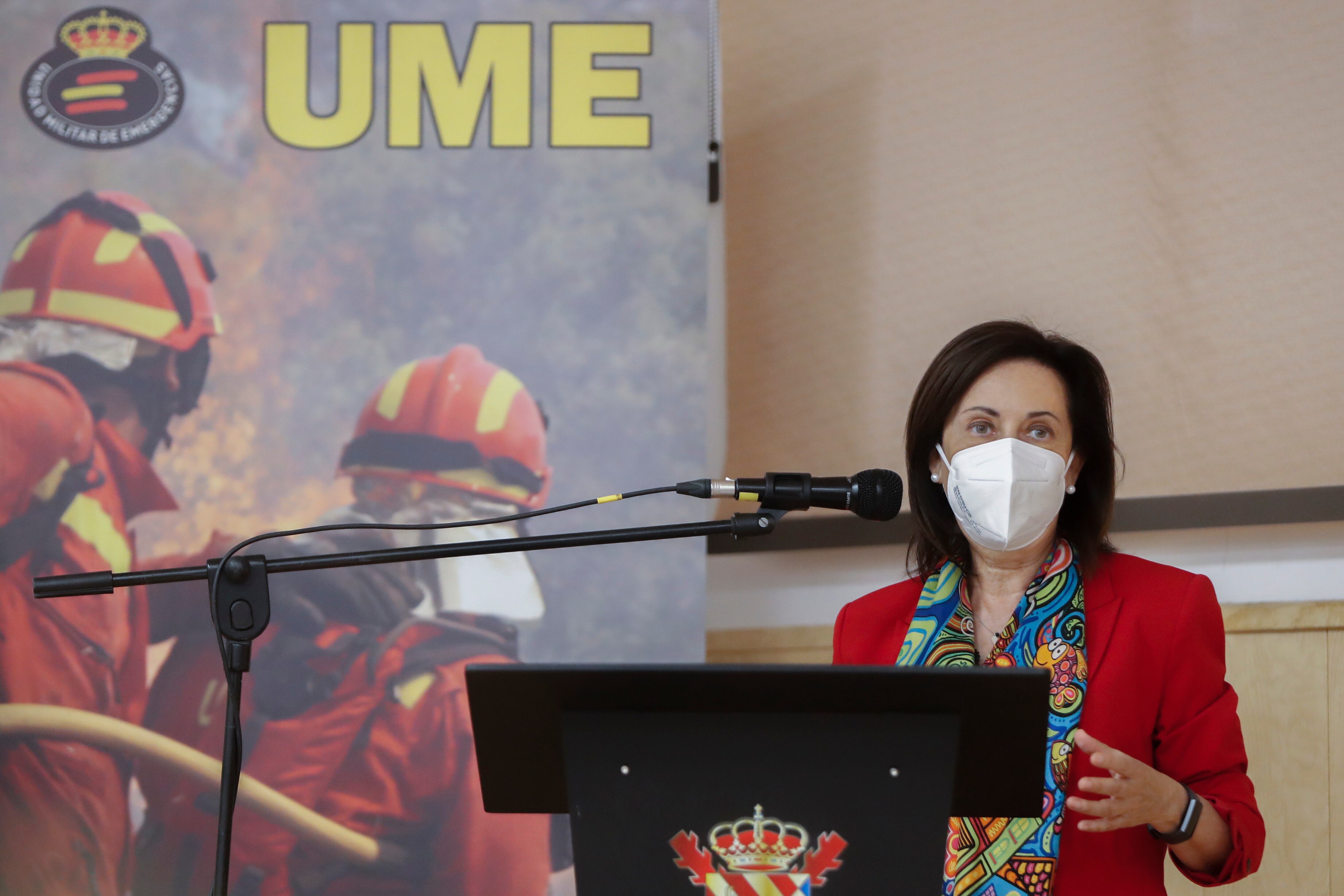 La ministra de Defensa, Margarita Robles, en su visita el Cuarto Batallón de Intervención en Emergencias (de la Unidad Militar de Emergencias (UME), este viernes en Zaragoza. EFE/Javier Cebollada