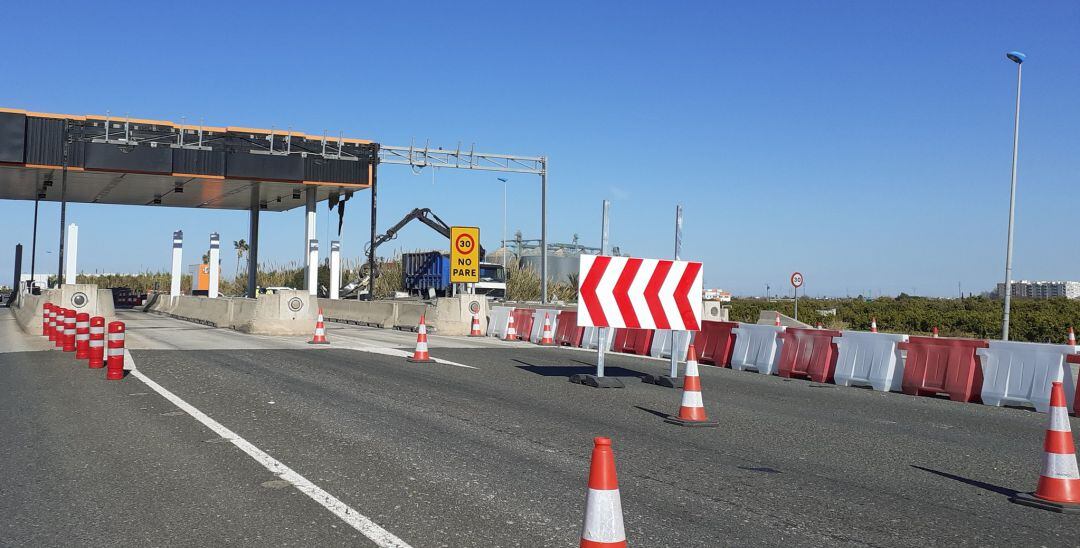 Trabajos de derribo del peaje de Oliva  
