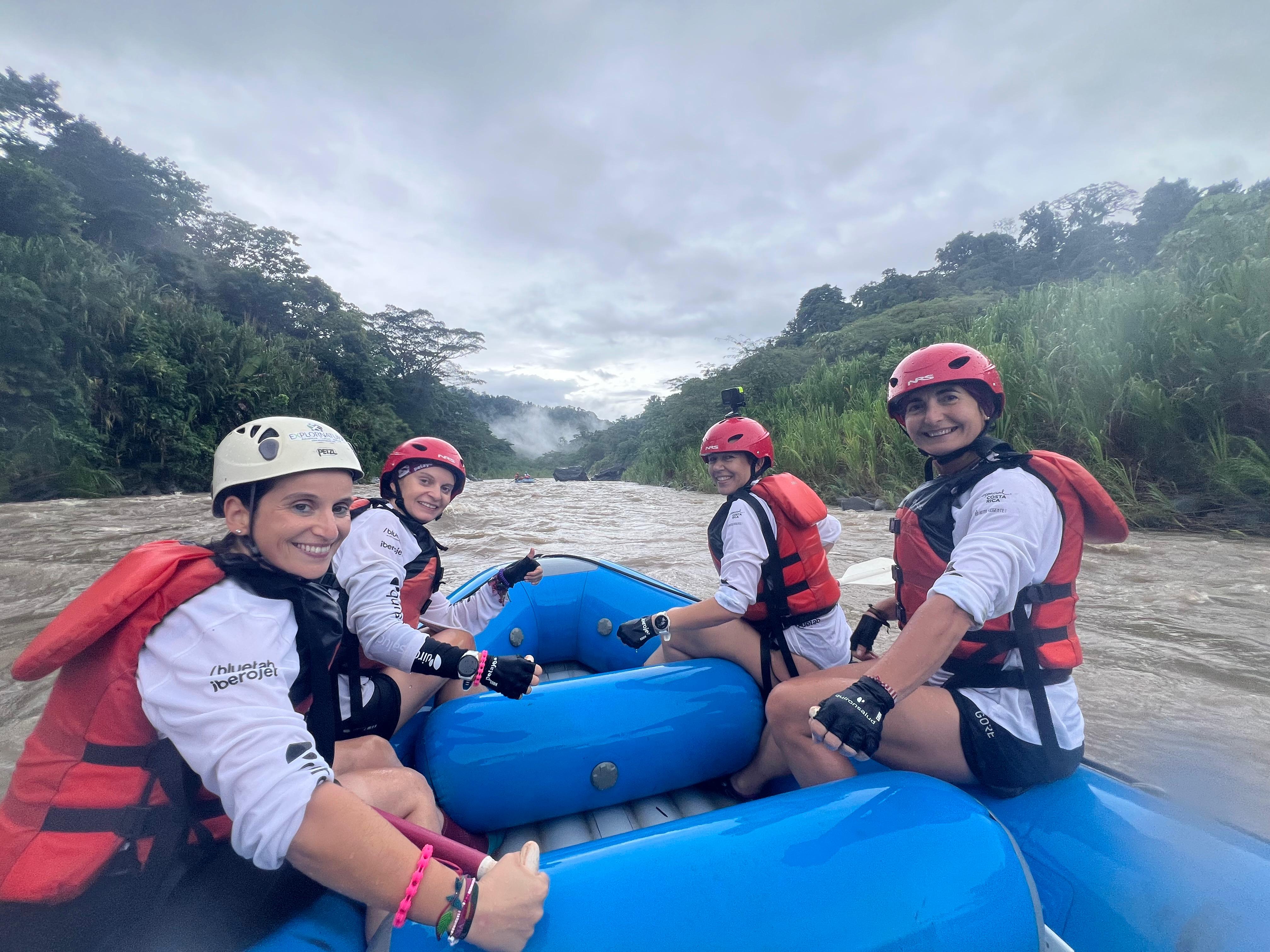 Verónica Guillén, Mapi Morón, Idoia Fernández y Toñi Delgado, supervivientes de cáncer de mama, en el final del Reto Pelayo en Costa Rica