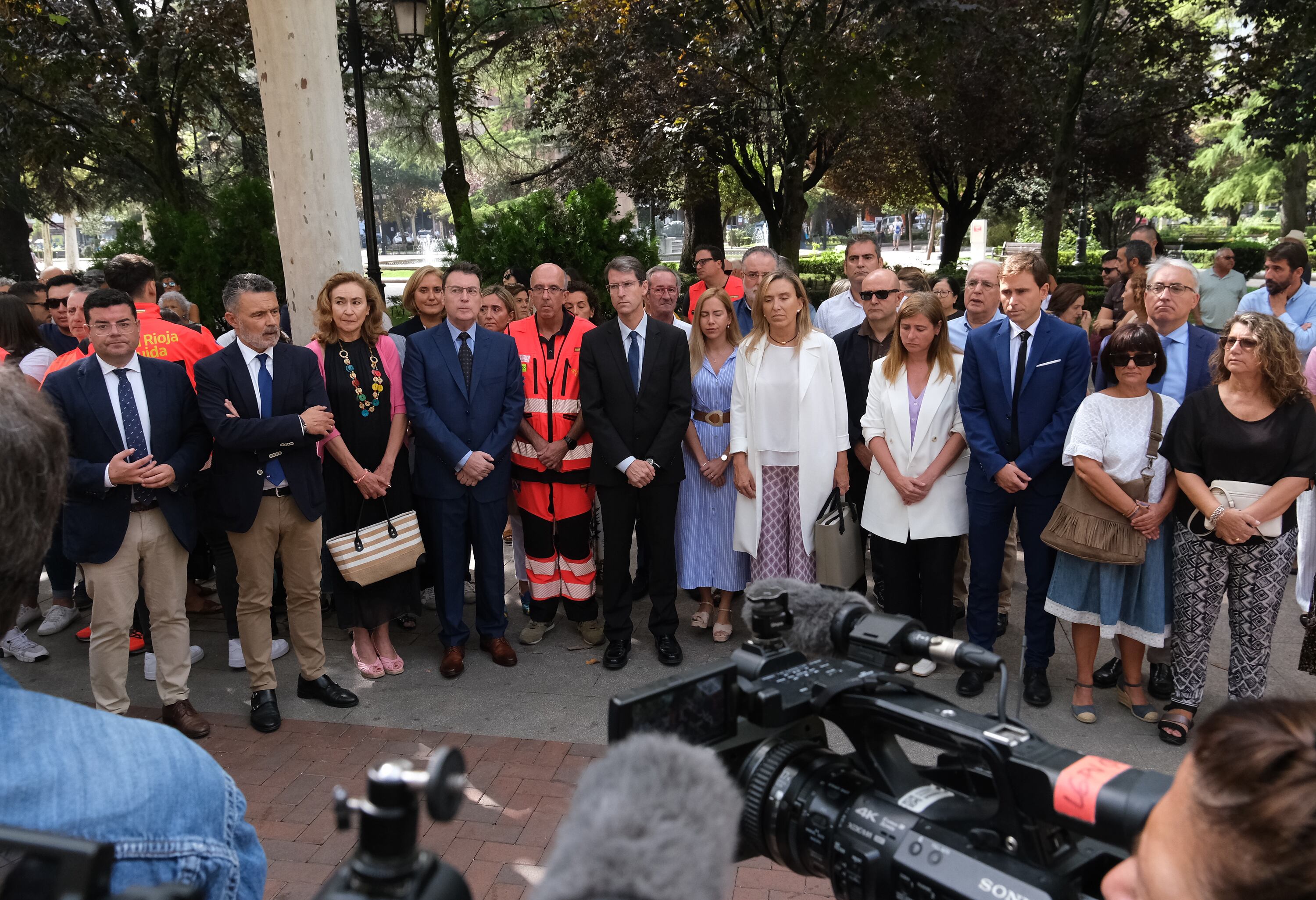 LOGROÑO, 05/09/2023.- El presidente del Gobierno de La Rioja, Gonzalo Capellán junto a las autoridades locales y regionales durante la concentración llevada a cabo este martes a las puertas de la Delegación del Gobierno en La Rioja, para guardar un minuto de silencio en memoria de Manu, el joven fallecido en la noche de este lunes a las puertas del centro de salud de Haro tras un atropello masivo donde también resultaron heridas otras cinco personas. EFE/Fernando Díaz.