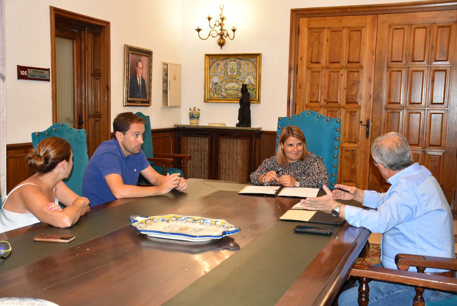 Firma del convenio entre la alcaldesa de Talavera Tita García Élez y MotoClub Talavera.