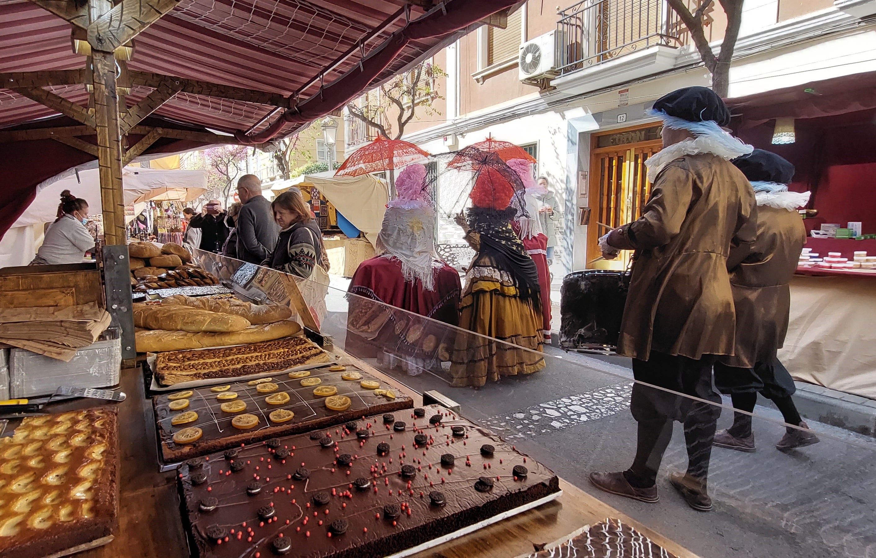 Pasacalles humorísticos y musicales alegraban las calles eldenses