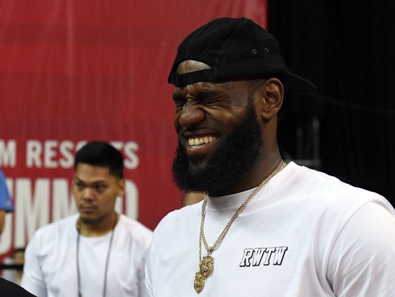 LeBron James viendo a los Lakers en la Summer League