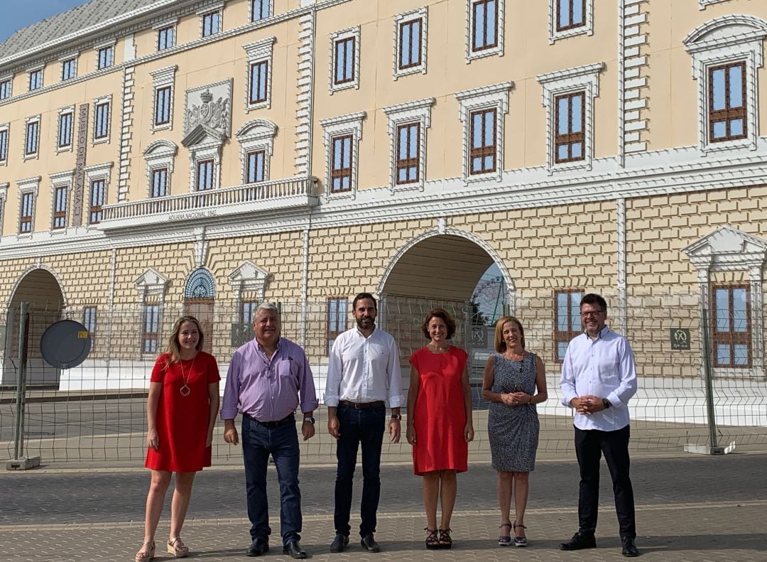 El portavoz del PSOE en el Ayuntamiento de Málaga, Dani Pérez, junto a los concejales socialistas en la portada del recinto ferial.