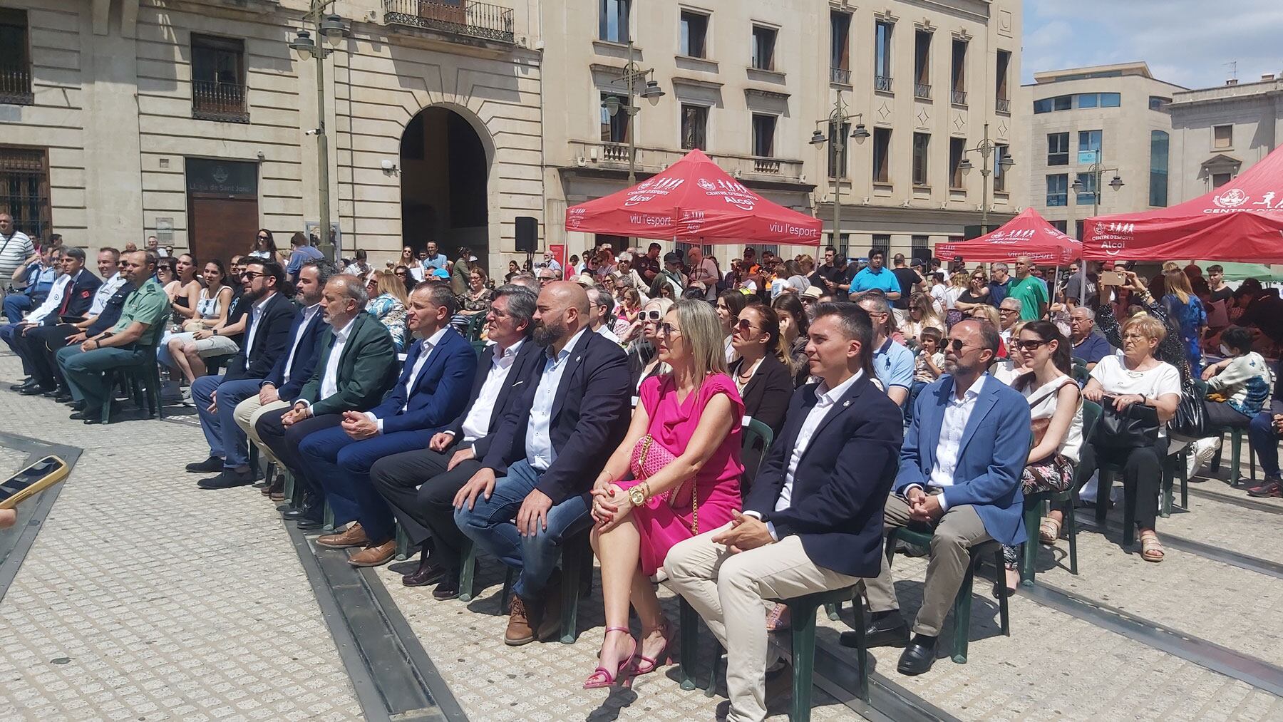 La Plaza de España ha presentado una elevada asistencia tanto para las exhibiciones como para el acto final institucional