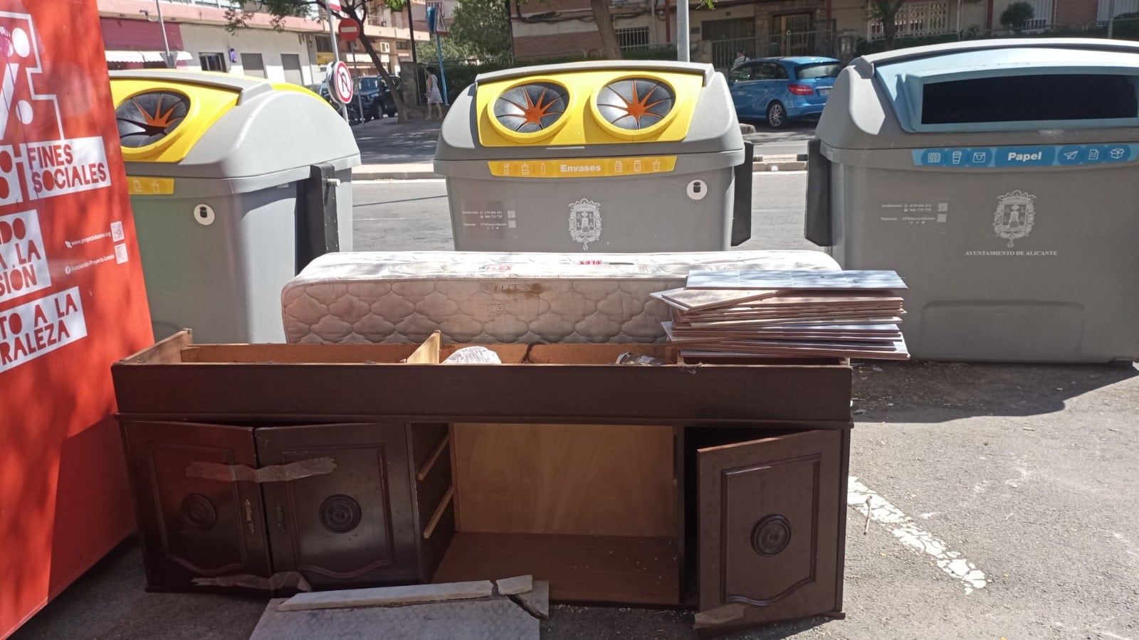 Situación de limpieza en la calle Haroldo Parres de Alicante