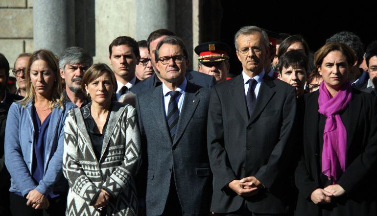 La vicepresidenta en funcions, Neus Munté; la presidenta del Parlament, Carme Forcadell; el president Mas, el cònsol francès Edouard Beslay i l'alcadessa de Barcelona, Ada Colau, durant el minut de silenci pels atemptats de París a plaça de Sant Jaume