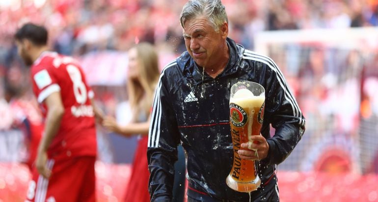 Ancelotti, bañado en cerveza durante una celebración con el Bayern