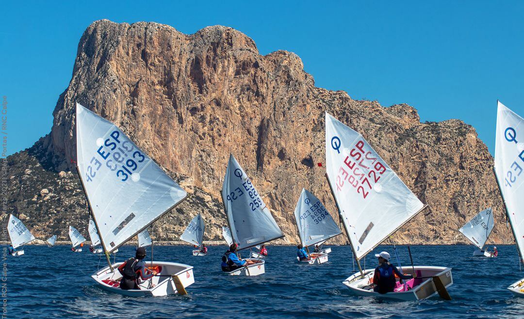 La flota navegando en aguas de Calpe.