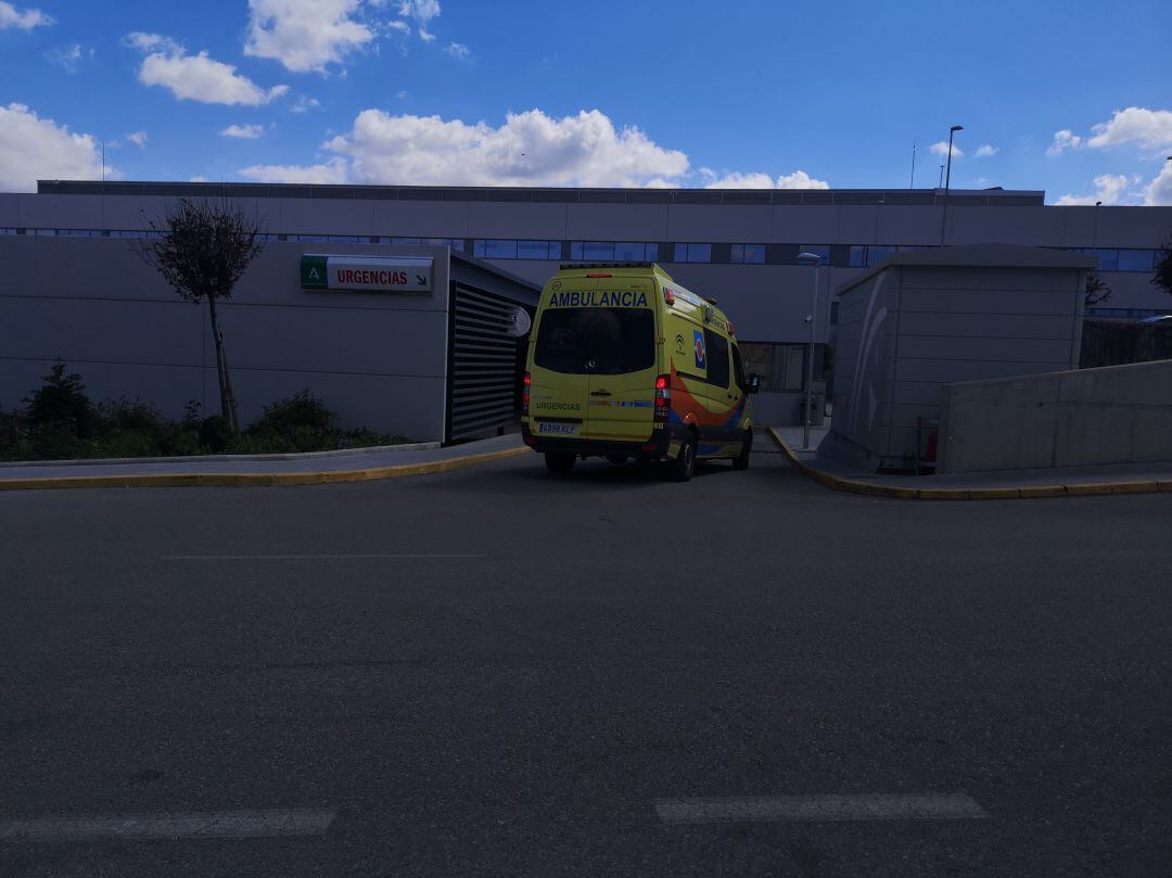 Una ambulancia entra en el área de Urgencias del Hospital de la Serranía