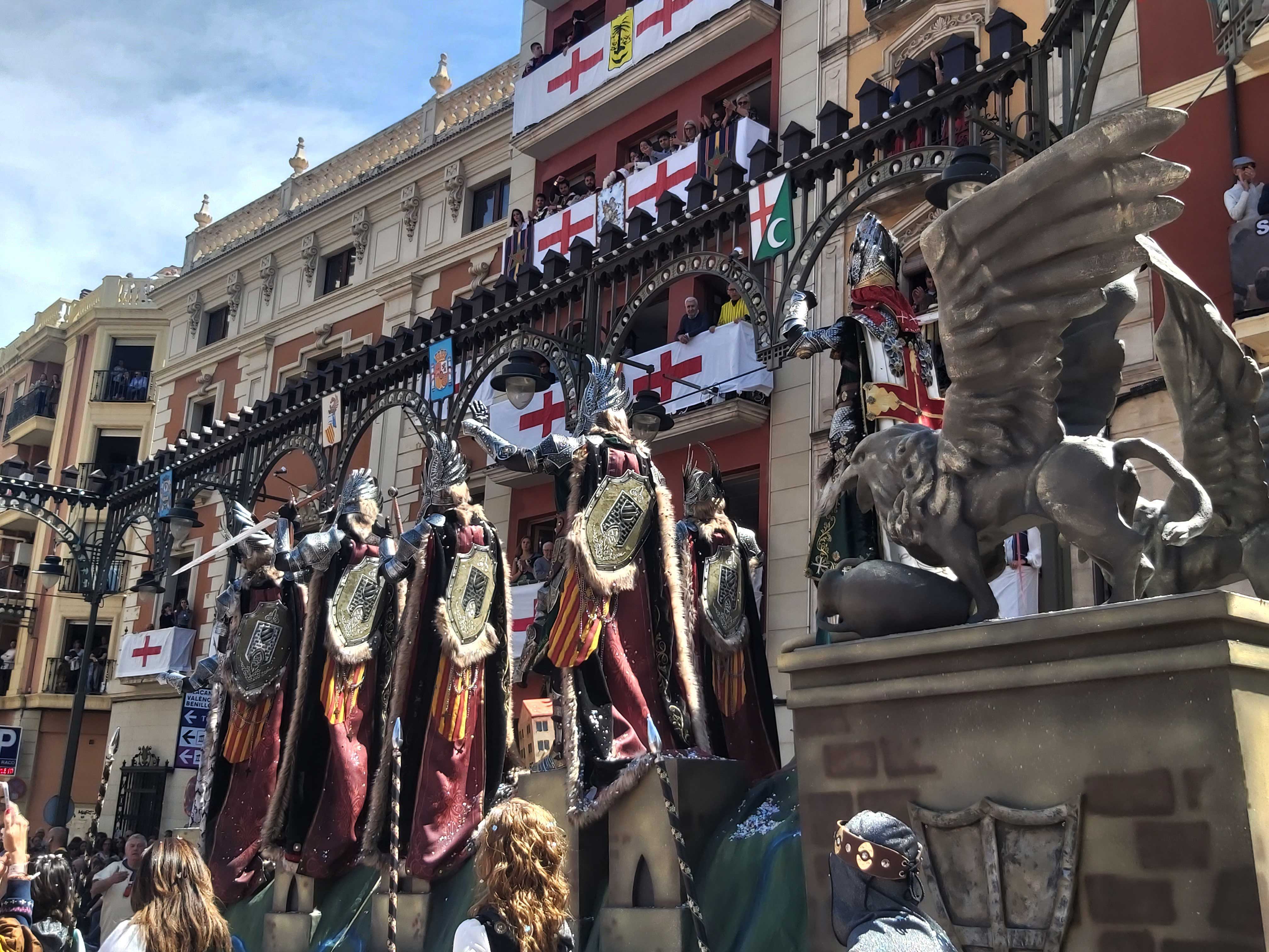 Una carroza en la Entrada Cristiana de Alcoy