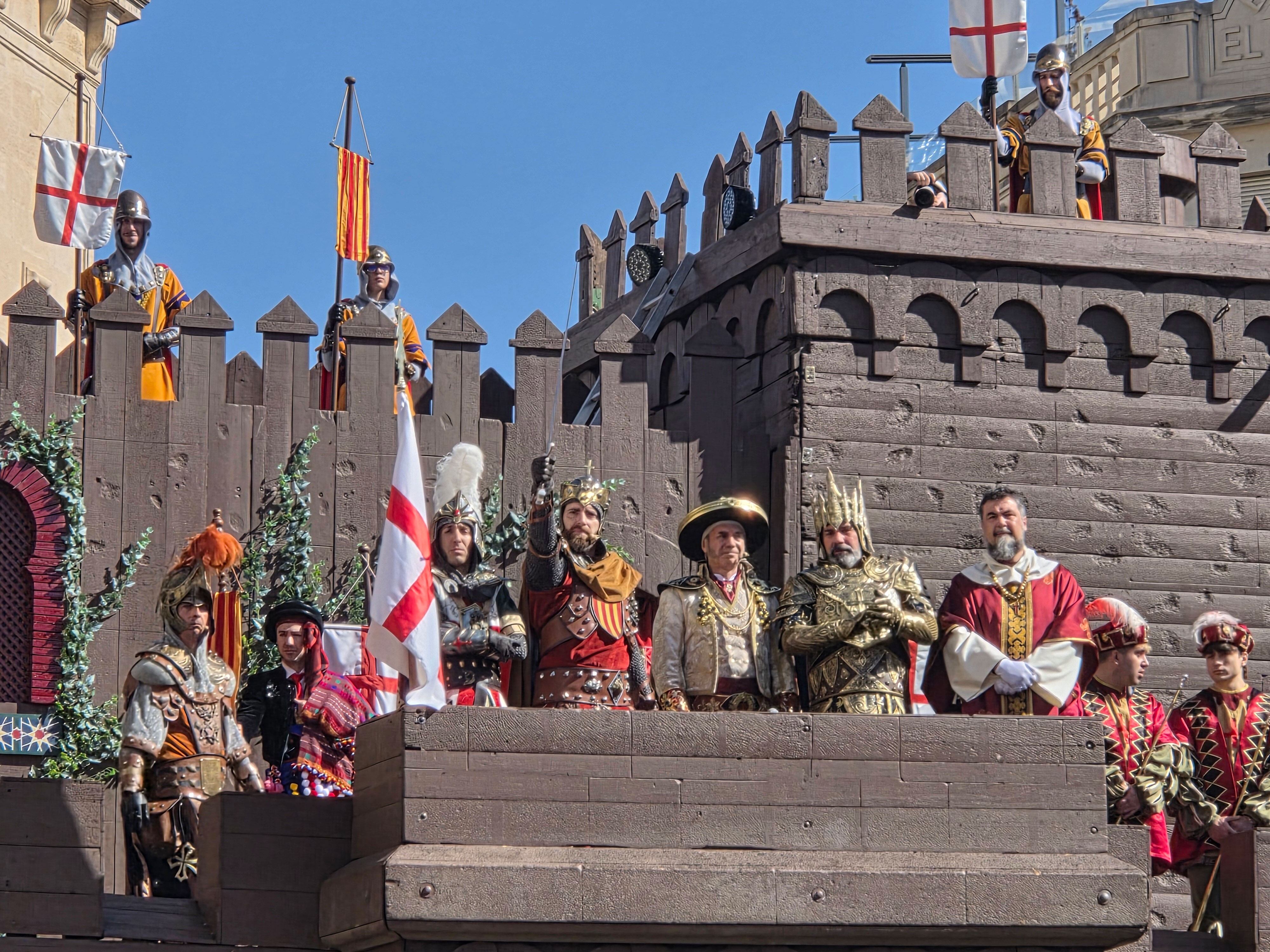 El sargento cristiano, Jordi Seguí; el embajador cristiano Antonio Delgado; el capitán cristiano de la Filà Andaluces, Javier Ferrándiz; el alférez cristiano de la Filà Asturianos, Fernando Jordá; y mosén Torregrosa Rubén Calatayud, en el castillo.