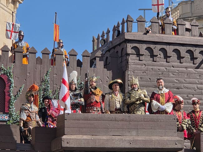 El sargento cristiano, Jordi Seguí; el embajador cristiano Antonio Delgado; el capitán cristiano de la Filà Andaluces, Javier Ferrándiz; el alférez cristiano de la Filà Asturianos, Fernando Jordá; y mosén Torregrosa Rubén Calatayud, en el castillo.