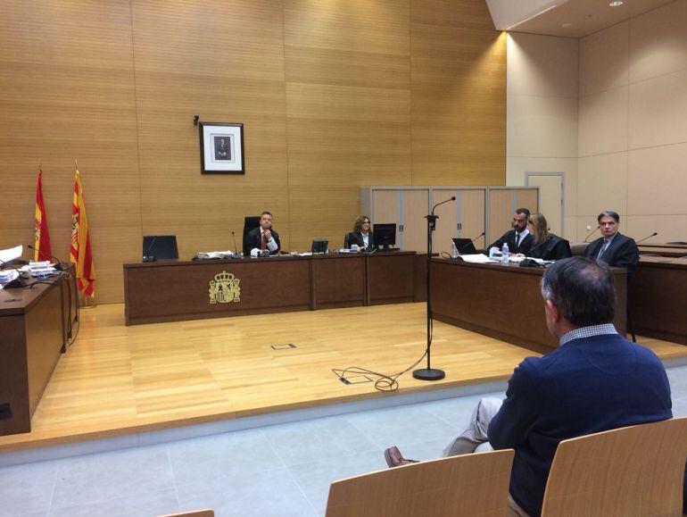 El acusado, de espaldas