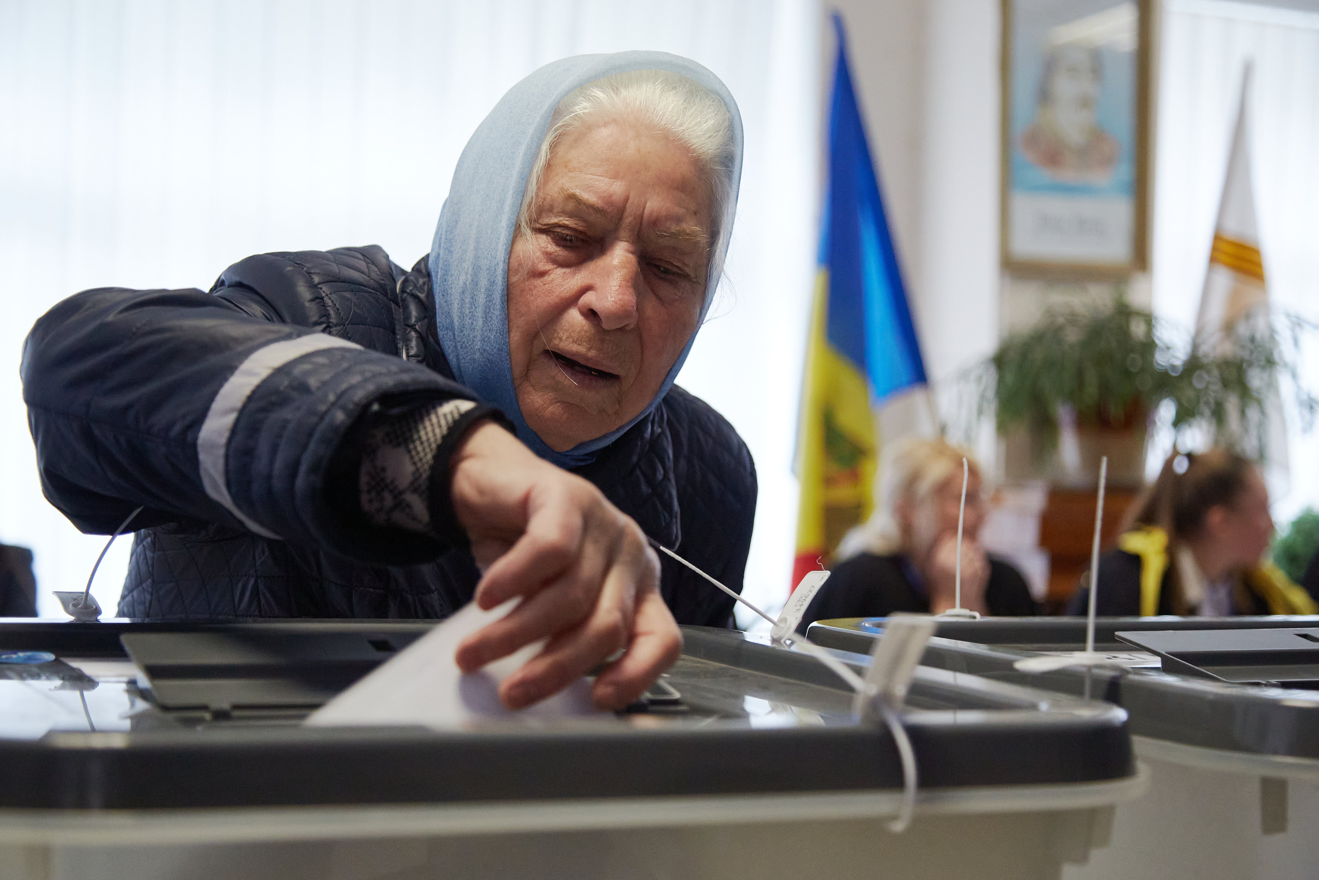 Una mujer residente en Chisinau, la capital de Moldavia, durante la jornada electoral de este domingo 20 de octubre