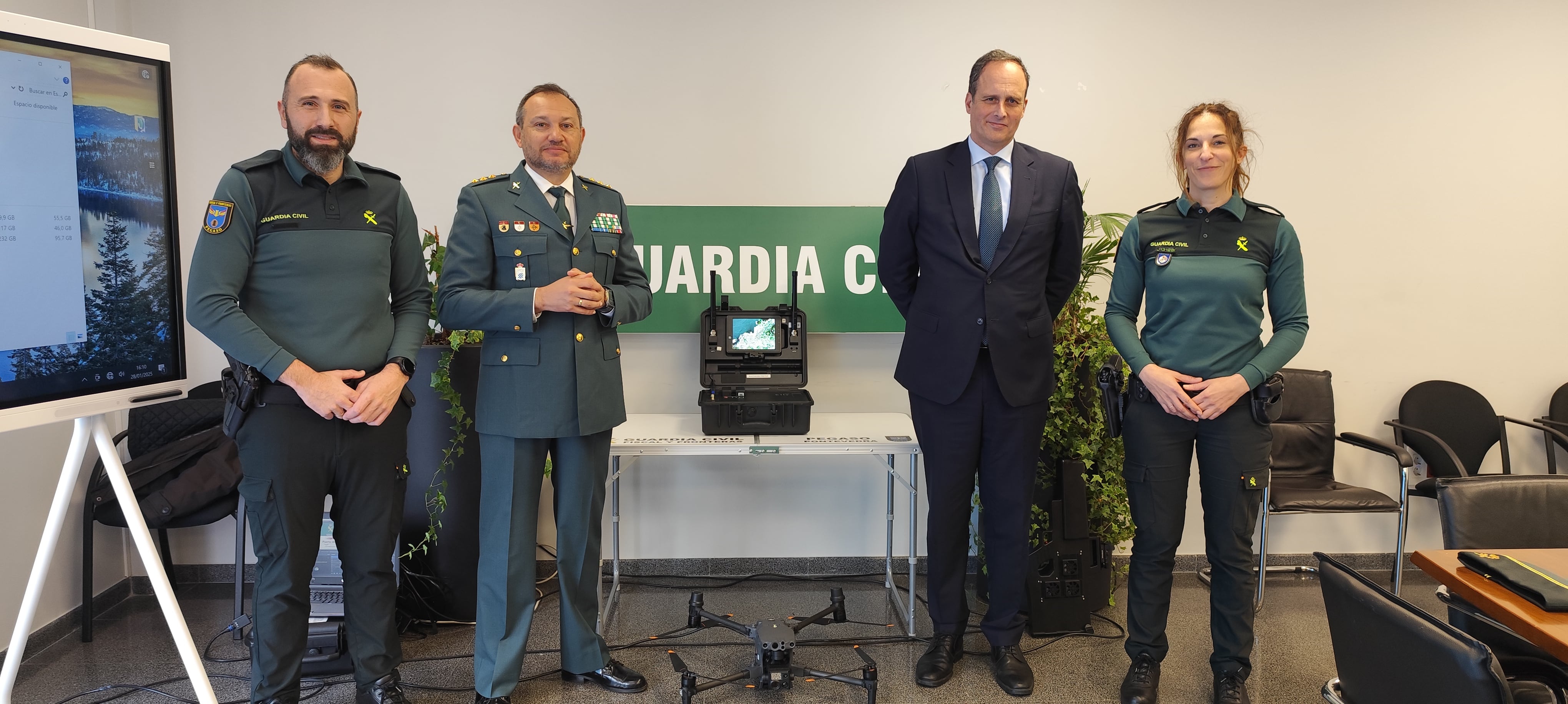 El presidente de la Autoridad Portuaria de Vigo, Carlos Botana, y el equipo de la Guardia Civil