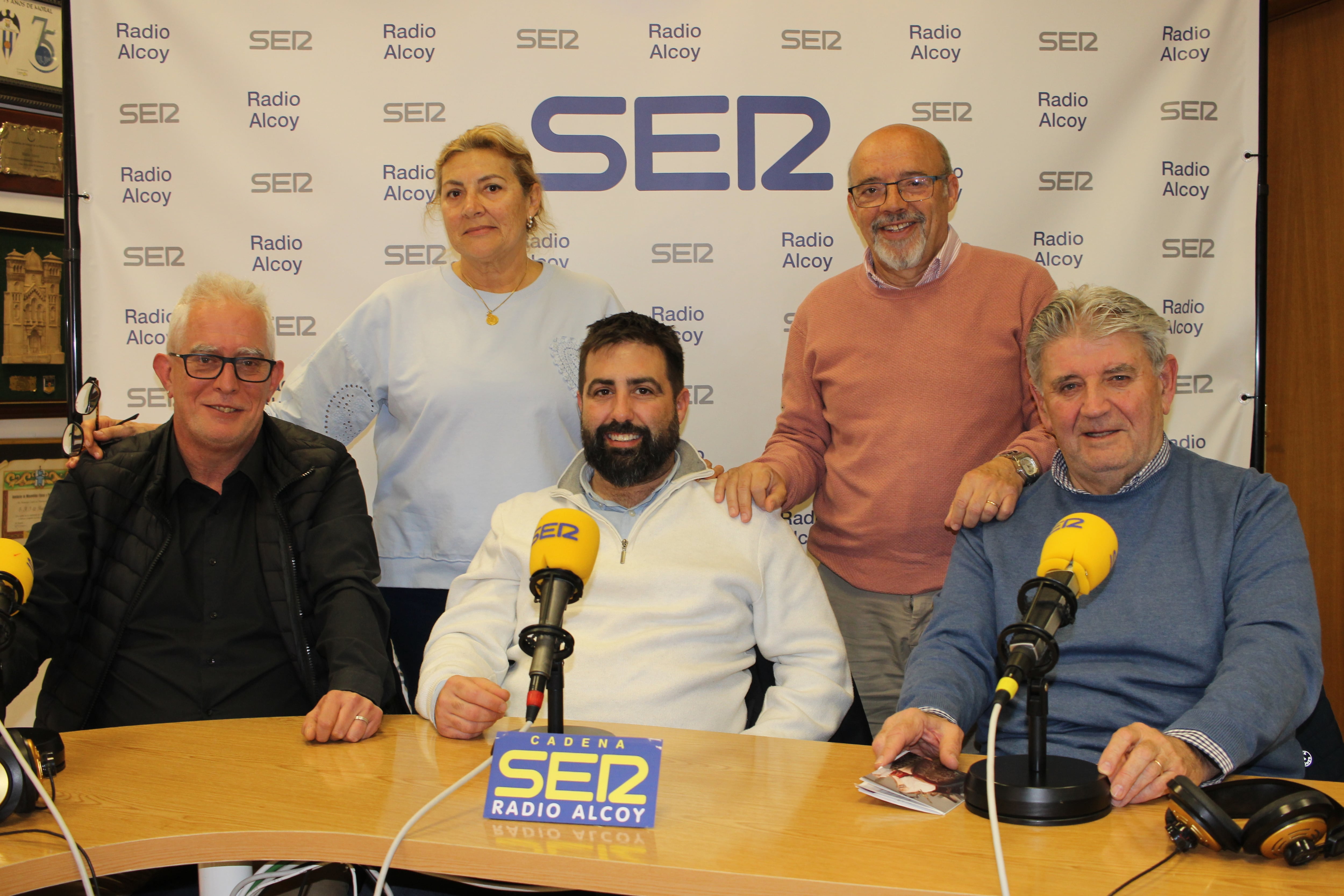 Ginés García, Dani Cabrera, José Luis Matarredona, Victoria Marcos y Jordi Julià, en el estudio central de Radio Alcoy