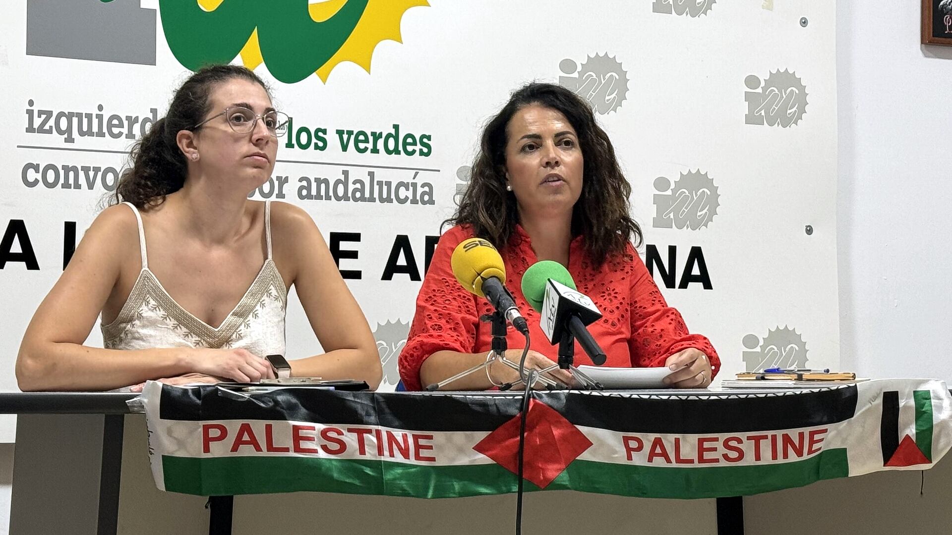 Marina Muriel y María José Casado (IU Archidona) en rueda de prensa