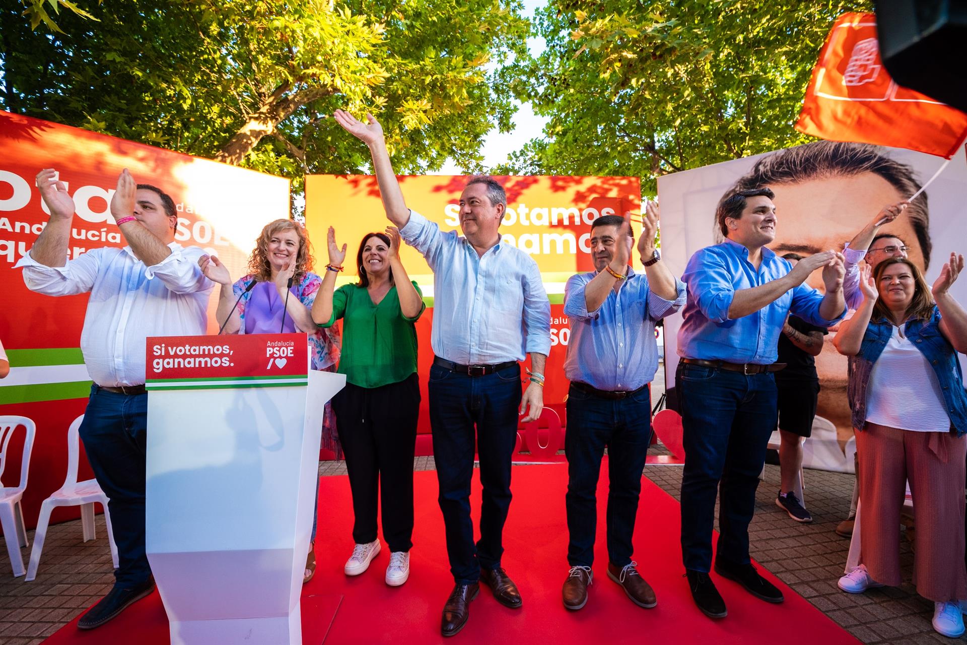 El candidato del PSOE-A a la Presidencia de la Junta, Juan Espadas, saluda antes de un acto público en Marmolejo (Jaén) en la campaña electoral de los comicios andaluces del 19 de junio.