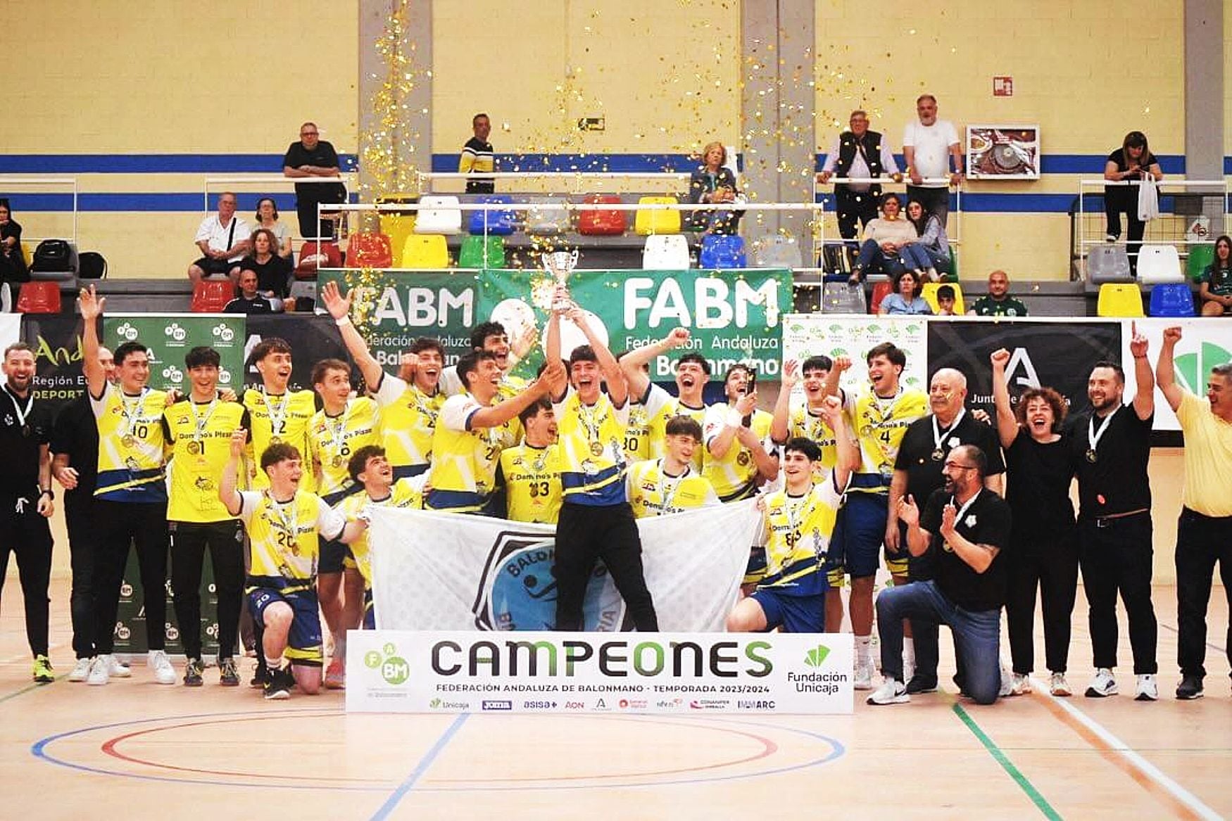 Todo el equipo juvenil del Bahía que se proclamó campeón el fin de semana pasado